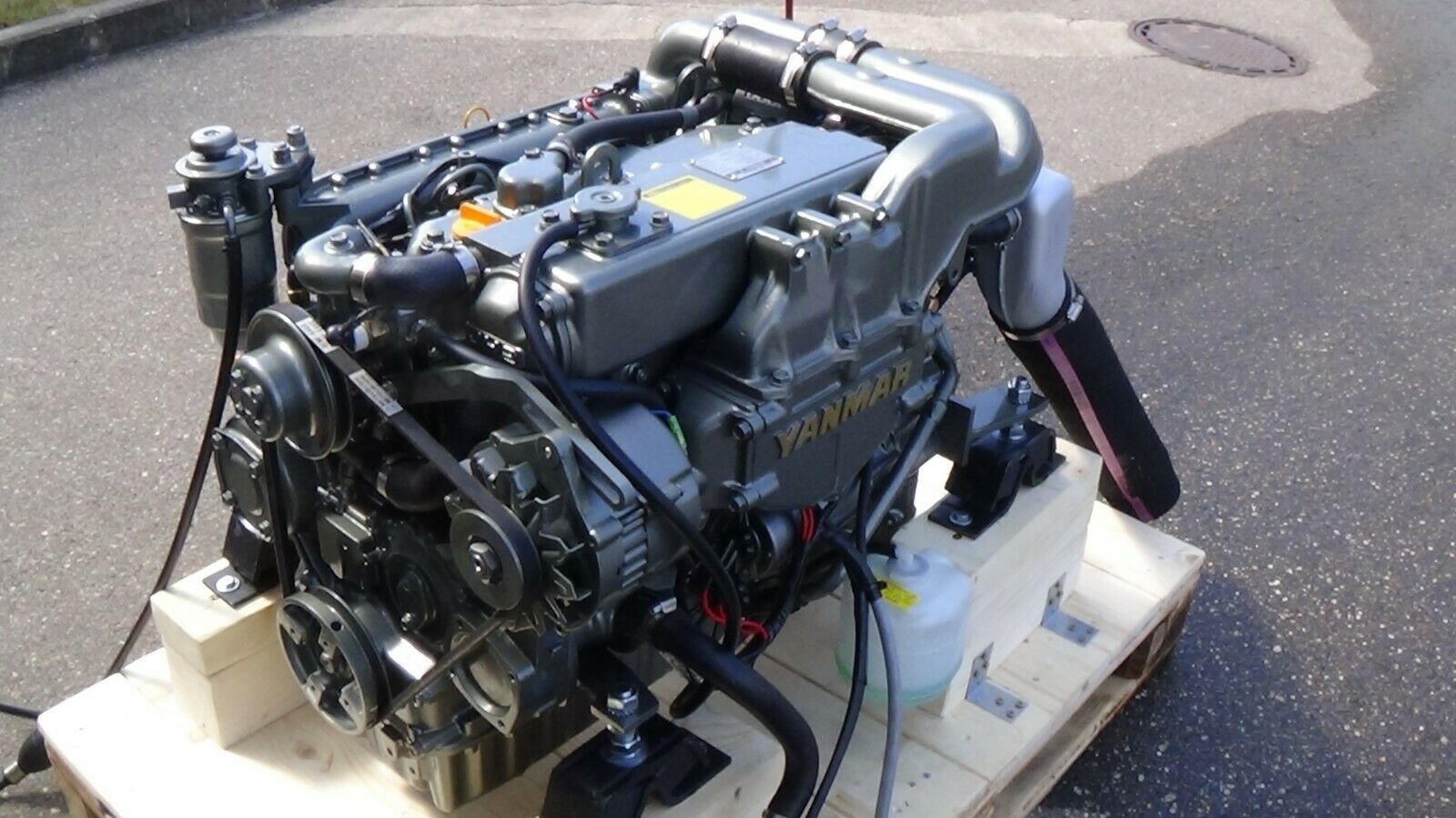 YANMAR Diesel 4JH2-UTE with KM4A Mint condition !